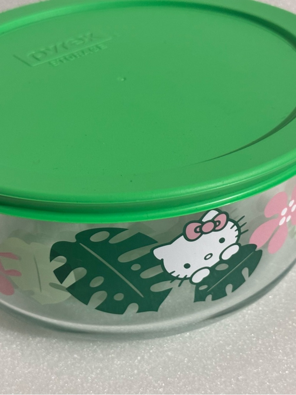 Hello Kitty Glass Storage Container with Green Lid Pyrex - Picture 6 of 8